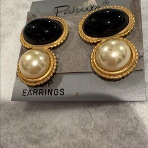 Vintage Black and Pearl w beautiful gold Metal braided border Clip New